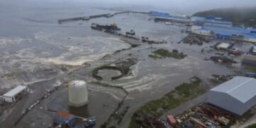 Imagen fija tomada de un video proporcionado por el Centro Geofísico de la Academia de Ciencias de Rusia, muestra un área inundada en Severo-Kurilsk, Región de Sakhalin, Rusia, el 30 de julio de 2025, tras la llegada de las primeras olas de tsunami resultantes de un poderoso terremoto de 8.8 grados ocurrido frente a las costas de la península de Kamchatka. Foto: Centro Geofísico de la Academia de Ciencias de Rusia / EFE / EPA.