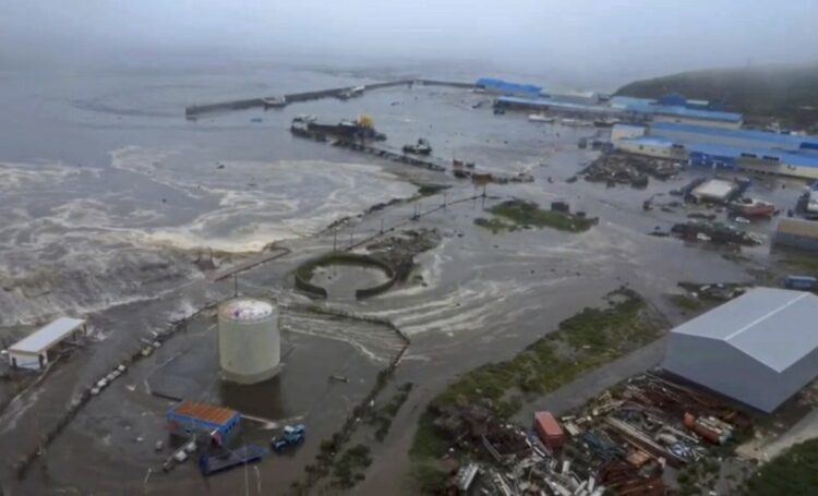 Imagen fija tomada de un video proporcionado por el Centro Geofísico de la Academia de Ciencias de Rusia, muestra un área inundada en Severo-Kurilsk, Región de Sakhalin, Rusia, el 30 de julio de 2025, tras la llegada de las primeras olas de tsunami resultantes de un poderoso terremoto de 8.8 grados ocurrido frente a las costas de la península de Kamchatka. Foto: Centro Geofísico de la Academia de Ciencias de Rusia / EFE / EPA.
