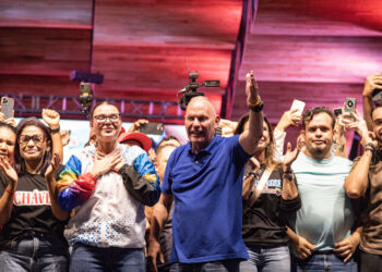El candidato del Partido Socialista Unido de Venezuela (PSUV), Gian Carlo Di Martino (c), celebra su victoria en las elecciones municipales este domingo, en Maracaibo (Venezuela). Foto: Henry Chirinos/EFE.