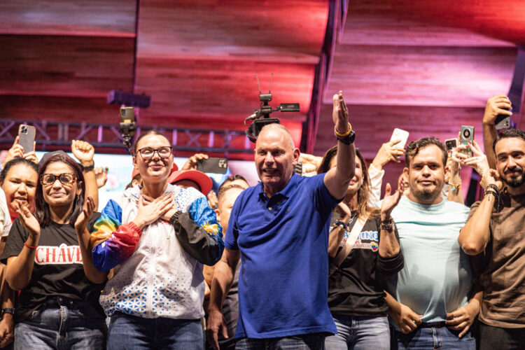 El candidato del Partido Socialista Unido de Venezuela (PSUV), Gian Carlo Di Martino (c), celebra su victoria en las elecciones municipales este domingo, en Maracaibo (Venezuela). Foto: Henry Chirinos/EFE.
