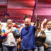 El candidato del Partido Socialista Unido de Venezuela (PSUV), Gian Carlo Di Martino (c), celebra su victoria en las elecciones municipales este domingo, en Maracaibo (Venezuela). Foto: Henry Chirinos/EFE.