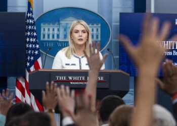 La secretaria de prensa de la Casa Blanca, Karoline Leavitt, en una rueda de prensa sobre el manejo de la Administración Trump de la investigación en torno a Epstein, el 17 de julio de 2025. Foto: EFE/EPA/JIM LO SCALZO.