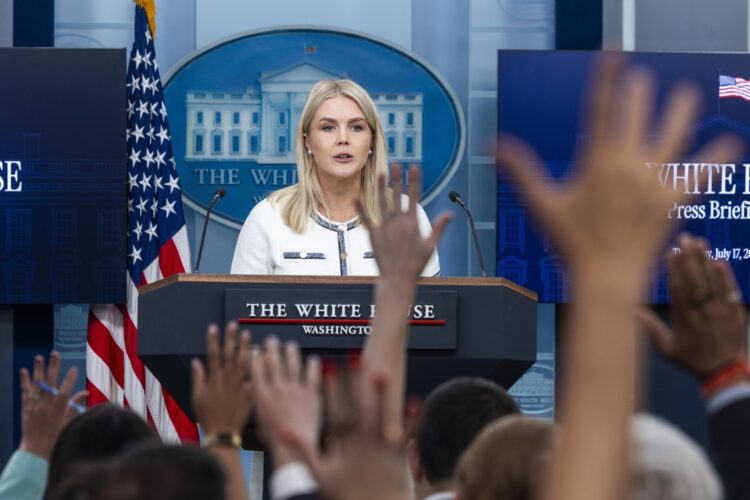 La secretaria de prensa de la Casa Blanca, Karoline Leavitt, en una rueda de prensa sobre el manejo de la Administración Trump de la investigación en torno a Epstein, el 17 de julio de 2025. Foto: EFE/EPA/JIM LO SCALZO.