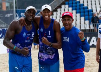 Jorge Luis Alayo (izquierda), Noslen Díaz (centro) y el entrenador Francisco Álvarez Cutiño (derecha) tras lograr la victoria en Rusia. Foto: CubaSp1ke.