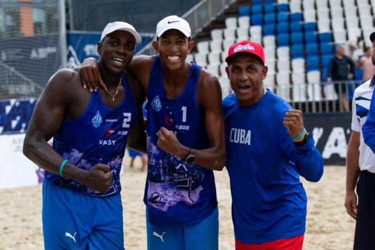 Jorge Luis Alayo (izquierda), Noslen Díaz (centro) y el entrenador Francisco Álvarez Cutiño (derecha) tras lograr la victoria en Rusia. Foto: CubaSp1ke.