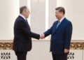 El presidente de China, Xi Jinping (d), y el canciller de Rusia, Serguéi Lavrov, durante un encuentro en Pekín. Foto: EFE / X / Ministerio de Asuntos Exteriores de Rusia.