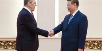 El presidente de China, Xi Jinping (d), y el canciller de Rusia, Serguéi Lavrov, durante un encuentro en Pekín. Foto: EFE / X / Ministerio de Asuntos Exteriores de Rusia.