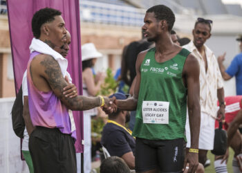 Juan Miguel Echevarría (izq) conversa con Lester Lescay (der) durante el Meeting Internacional de Atletismo CD Meliz Sport, este jueves en la Fuente de la Niña, en Guadalajara. EFE/Nacho Izquierdo