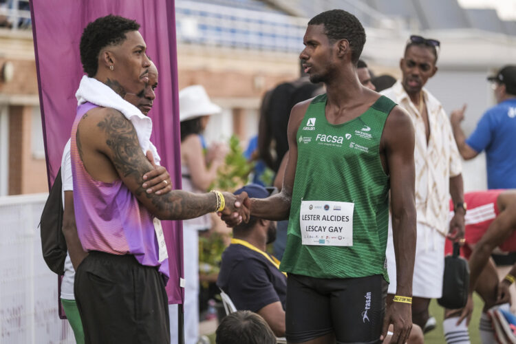 Juan Miguel Echevarría (izq) conversa con Lester Lescay (der) durante el Meeting Internacional de Atletismo CD Meliz Sport, este jueves en la Fuente de la Niña, en Guadalajara. EFE/Nacho Izquierdo