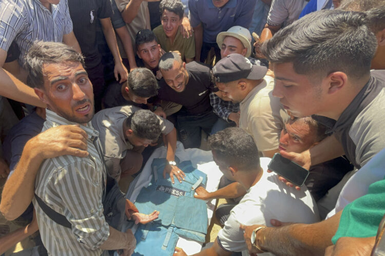 Israel repite el asesinato de periodistas en Gaza para silenciar sus prácticas genocidas. Foto: EFE/ Ahmad Awad