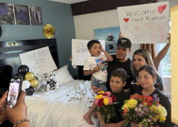 Abrego García  posando junto a su familia este viernes, en Maryland. Foto: EFE.