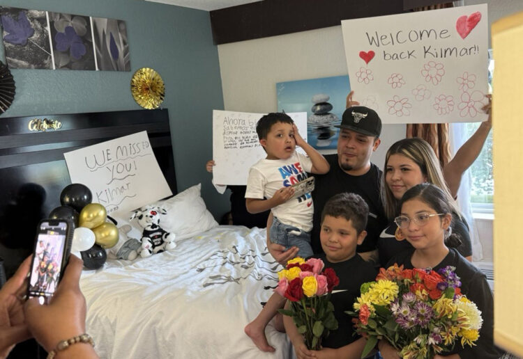 Abrego García  posando junto a su familia este viernes, en Maryland. Foto: EFE.