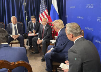 Donald Trump y Vladímir Putin comenzaron su reunión a puertas cerradas bajo el lema "Persiguiendo la Paz", acompañados de sus respectivas delegaciones de alto nivel y no en privado, como la Casa Blanca sugirió días antes.  Foto: EFE/Margo Martin.