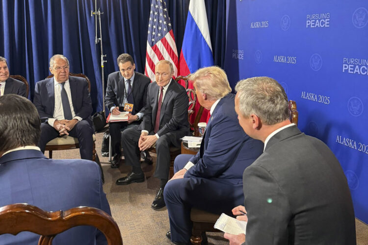 Donald Trump y Vladímir Putin comenzaron su reunión a puertas cerradas bajo el lema "Persiguiendo la Paz", acompañados de sus respectivas delegaciones de alto nivel y no en privado, como la Casa Blanca sugirió días antes.  Foto: EFE/Margo Martin.