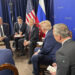 Donald Trump y Vladímir Putin comenzaron su reunión a puertas cerradas bajo el lema "Persiguiendo la Paz", acompañados de sus respectivas delegaciones de alto nivel y no en privado, como la Casa Blanca sugirió días antes.  Foto: EFE/Margo Martin.
