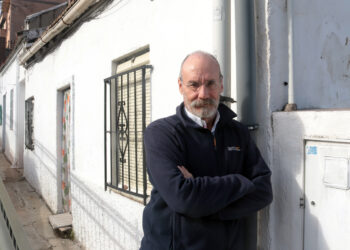 Alfonso Mateo-Sagasta, autor del libro "El Reino de Belmonte. Una utopía urbana", en el que narra cómo este barrio de la periferia norte de Madrid, levantado por emigrantes llegados del campo en los años 60, se declaró independiente del resto de España. Foto: EFE.
