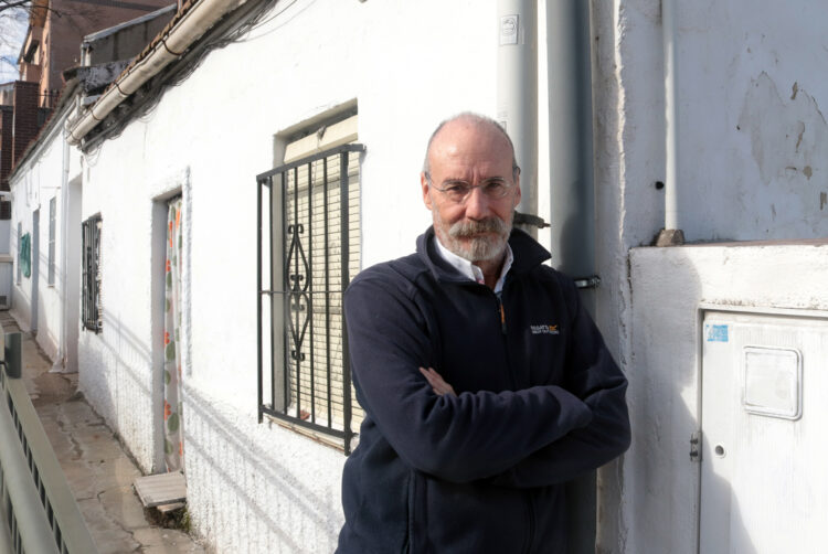 Alfonso Mateo-Sagasta, autor del libro "El Reino de Belmonte. Una utopía urbana", en el que narra cómo este barrio de la periferia norte de Madrid, levantado por emigrantes llegados del campo en los años 60, se declaró independiente del resto de España. Foto: EFE.