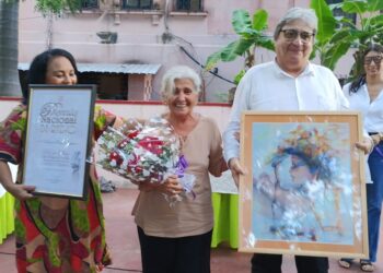 La locutora Argelia Pera recibe el Premio Nacional de Radio en el aniversario 103 de las primeras transmisiones ininterrumpidas. Foto: Facebook/Radio Cubana.