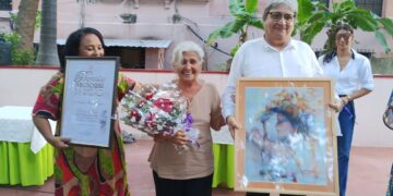 La locutora Argelia Pera recibe el Premio Nacional de Radio en el aniversario 103 de las primeras transmisiones ininterrumpidas. Foto: Facebook/Radio Cubana.
