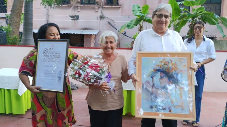 La locutora Argelia Pera recibe el Premio Nacional de Radio en el aniversario 103 de las primeras transmisiones ininterrumpidas. Foto: Facebook/Radio Cubana.