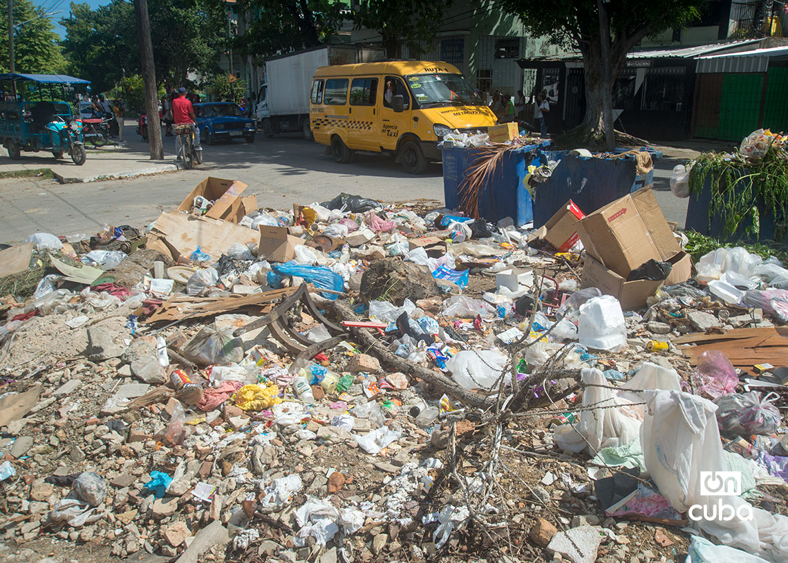 Acumulación de basura y escombros en La Habana. Foto: Otmaro Rodríguez.