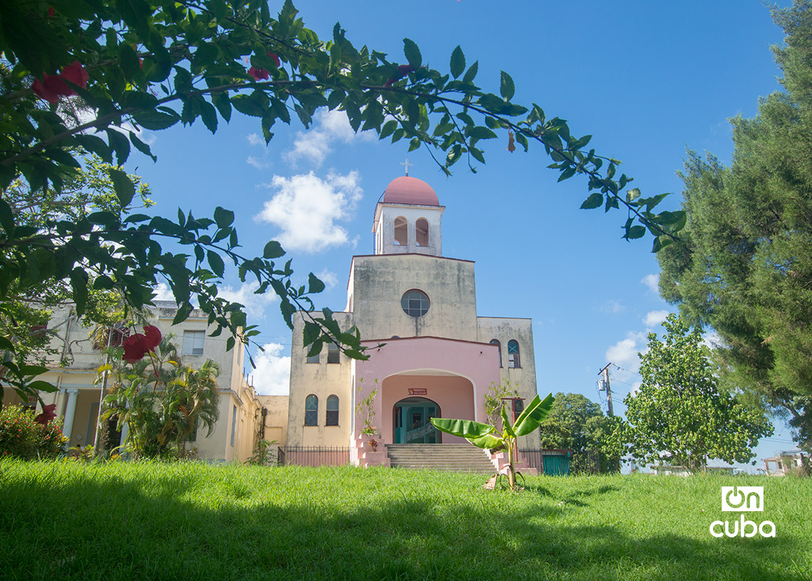 Iglesia María Auxiliadora, hoy  biblioteca municipal Manel Cofiño, en Víbora Park, Arroyo Naranjo, La Habana. Foto: Otmaro Rodríguez.