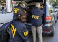 Agentes del FBI con documentos en poder de Jonh Bolton, exasesor de Seguridad Nacional del presidente Trump.  Foto: EFE/EPA/SHAWN THEW.