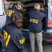 Agentes del FBI con documentos en poder de Jonh Bolton, exasesor de Seguridad Nacional del presidente Trump.  Foto: EFE/EPA/SHAWN THEW.