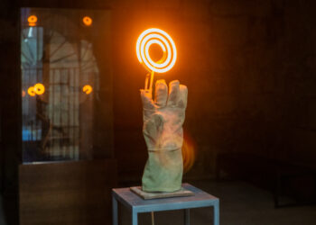 José Manuel Mesías. "La mano de Gerardo", 2014-2017. Guante de herrero encontrado, resistencia, cables y soporte de hierro, 50 x 15 x 15 centímetros.