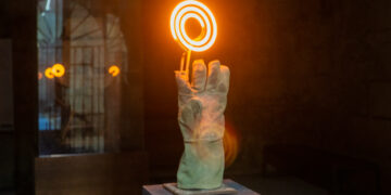 José Manuel Mesías. "La mano de Gerardo", 2014-2017. Guante de herrero encontrado, resistencia, cables y soporte de hierro, 50 x 15 x 15 centímetros.