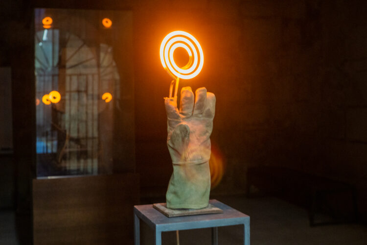 José Manuel Mesías. "La mano de Gerardo", 2014-2017. Guante de herrero encontrado, resistencia, cables y soporte de hierro, 50 x 15 x 15 centímetros.