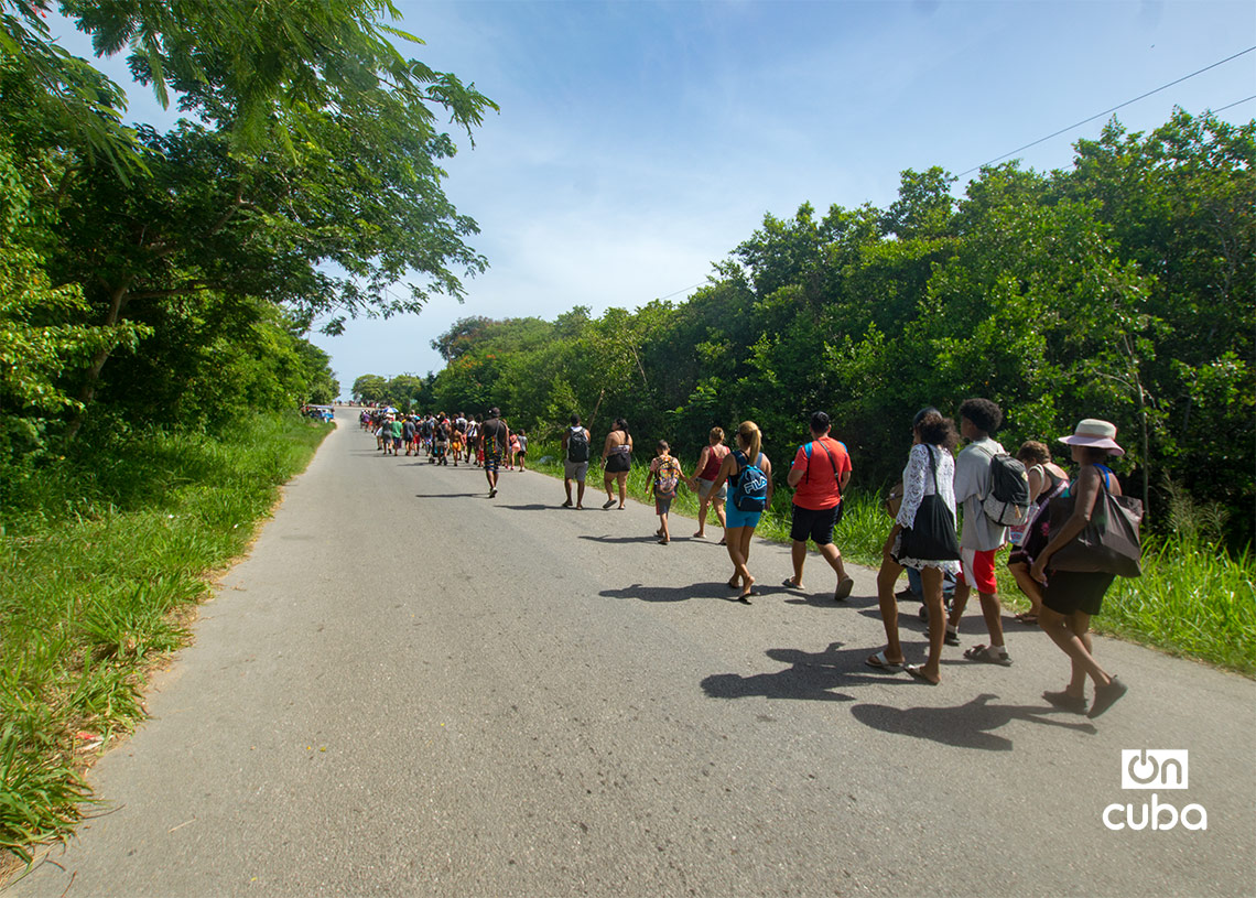 Travelers after arriving at the Guanabo Beach stop, in East Havana. Photo: Otmaro Rodríguez.