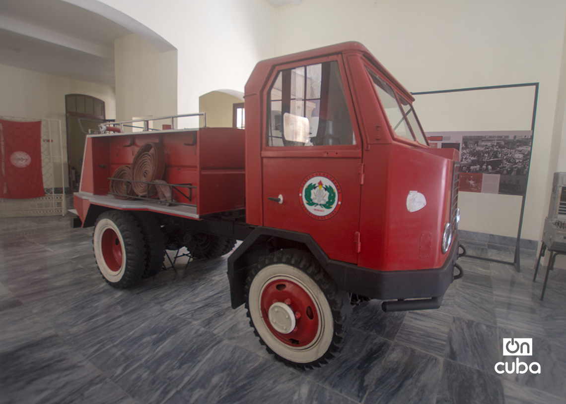 Carro cisterna español en exhibición en el Museo Nacional del Cuerpo de Bomberos de Cuba, en La Habana. Se mantiene en perfectas condiciones. Foto: Otmaro Rodríguez.