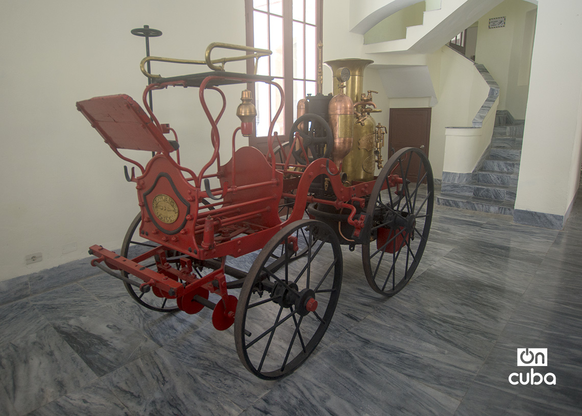 Carruaje de bomberos en exhibición en el Museo Nacional del Cuerpo de Bomberos de Cuba, en La Habana. Foto: Otmaro Rodríguez. 