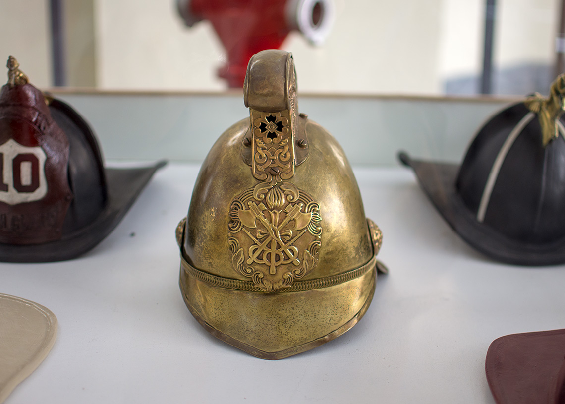Cascos del cuerpo de bomberos de La Habana y Cuerpo de bomberos del Comercio. Foto: Otmaro Rodríguez.