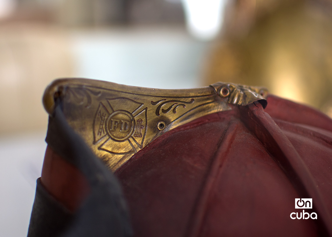 Detalle de un casco de bomberos exhibido en el museo. Foto: Otmaro Rodríguez.