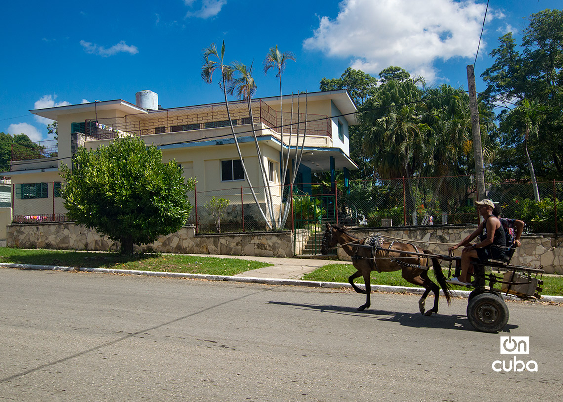Otrora vivienda del dueño de la ruta 1, hoy un círculo infantil, en la avenida María Auxiliadora, en Víbora Park, La Habana. Foto: Otmaro Rodríguez.