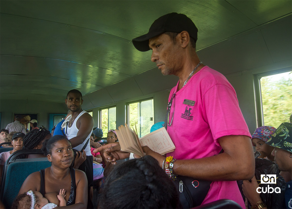 Fare collector on the train to Guanabo Beach, in East Havana. Photo: Otmaro Rodríguez.