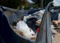 Contenedores de basura despedazados o faltos de ruedas son comunes en La Habana. Foto: AMD.