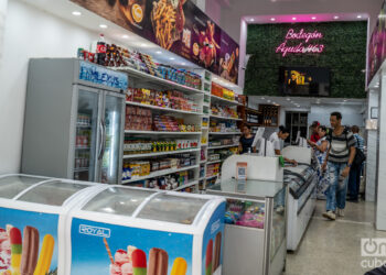 el emprendimiento privado cuenta con mayor disponibilidad y variedad de productos en comparación con las tiendas estatales, aunque con elevados precios. Foto: Kaloian Santos Cabrera.