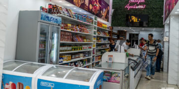 el emprendimiento privado cuenta con mayor disponibilidad y variedad de productos en comparación con las tiendas estatales, aunque con elevados precios. Foto: Kaloian Santos Cabrera.