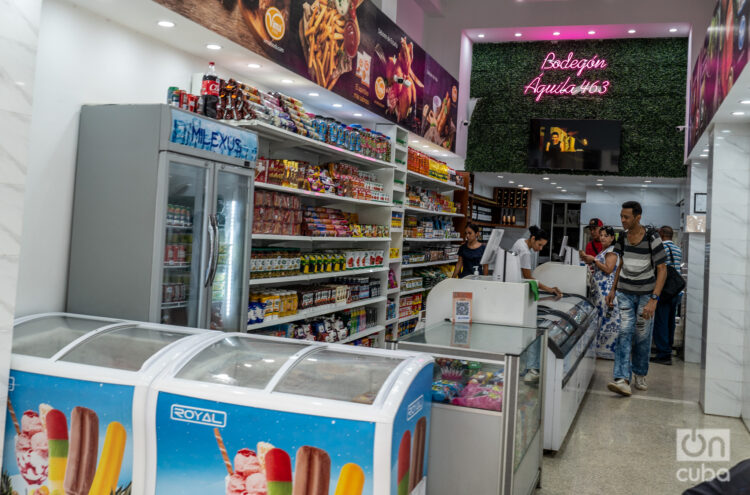 el emprendimiento privado cuenta con mayor disponibilidad y variedad de productos en comparación con las tiendas estatales, aunque con elevados precios. Foto: Kaloian Santos Cabrera.