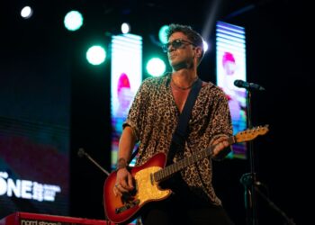 El cantante David Blanco abrió la segundo noche del Festival vardero Josone. Foto: Cortesía Festival Varadero Josone.