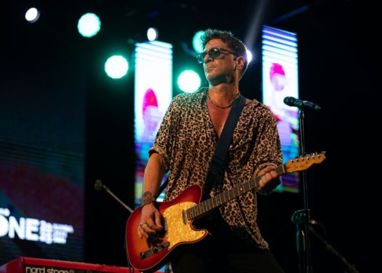 El cantante David Blanco abrió la segundo noche del Festival vardero Josone. Foto: Cortesía Festival Varadero Josone.