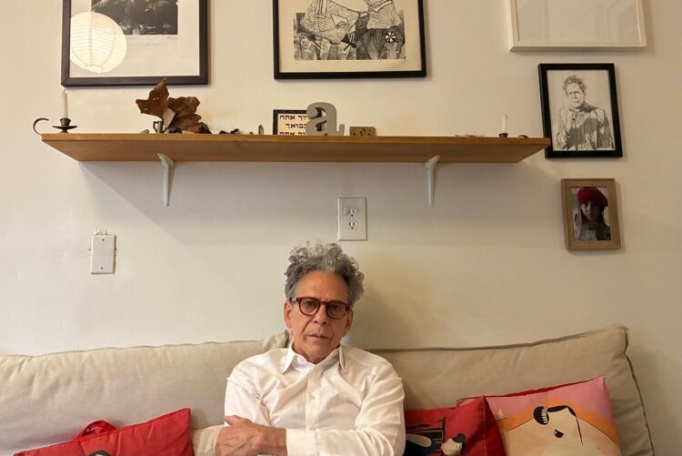 En su apartamento de Nueva York, 2025. Foto: Mila Rufina, su hija de siete años.