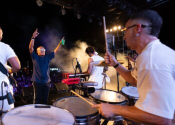 Elito Revé dirigiendo su Charangón. Foto: Cortesía del Festival Varadero Josone.