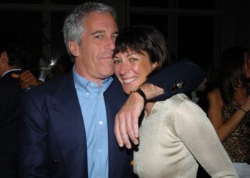 Ghislaine Maxwell y Jeffry Epstein (2005). Foto: NPR.