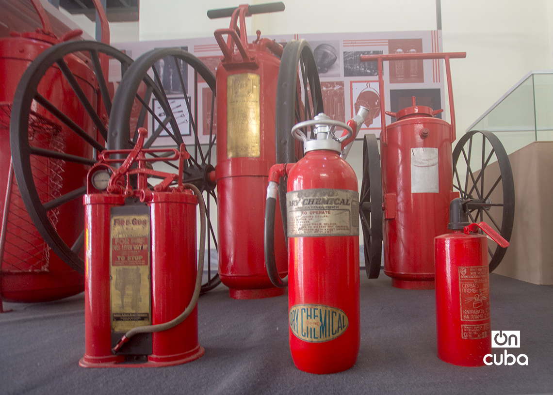 Extintores en exhibición en el Museo Nacional del Cuerpo de Bomberos de Cuba, en La Habana. Foto: Otmaro Rodríguez. 