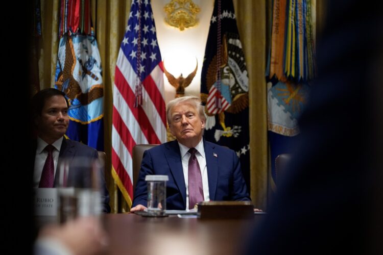 Donald Trump en una reunión de gabinete en la Sala del Gabinete de la Casa Blanca el 26 de agosto de 2025. Foto: EFE/EPA/AARON SCHWARTZ / POOL.