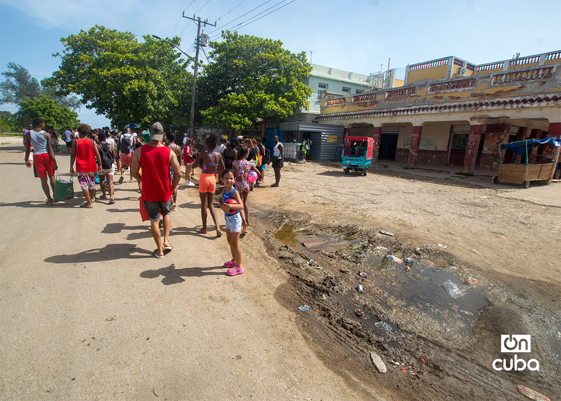 Travelers after arriving at the Guanabo Beach stop, in East Havana. Photo: Otmaro Rodríguez.